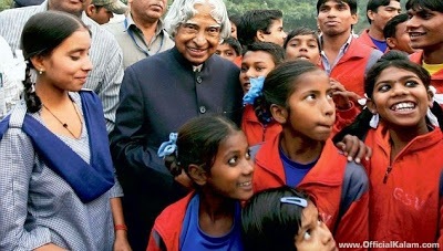 President kalam with childrens in rastryapati bhawan